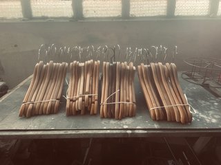 Lote 40 Perchas Madera Natural