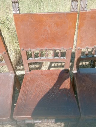 Sillas de cuero y madera antiguas
