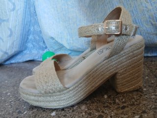 Sandalia cuña beige mujer