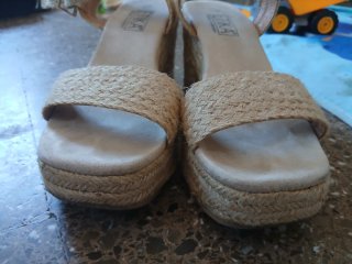 Sandalia cuña beige mujer