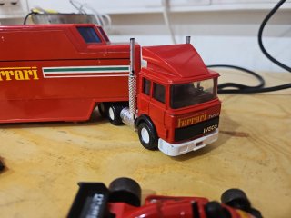 Matchbox Iveco Trailer + 2 Coches F1