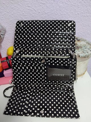 Bolso monedero Guess lunares rosa y negro