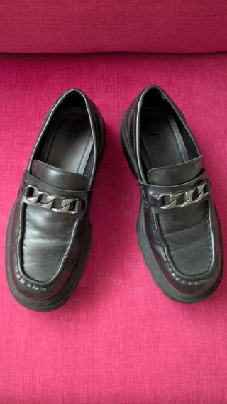 Mocasines negros con cadena