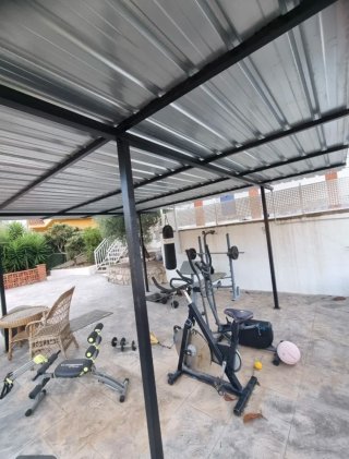 Pérgola metálica exterior