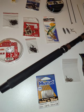 Lotto pesca con canna da 2,70 e accessori