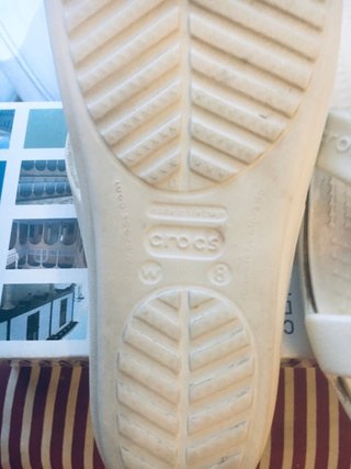 Sandalias Crocs Beige con Detalle Dorado