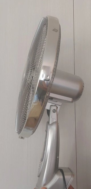 Ventilador de pared plateado