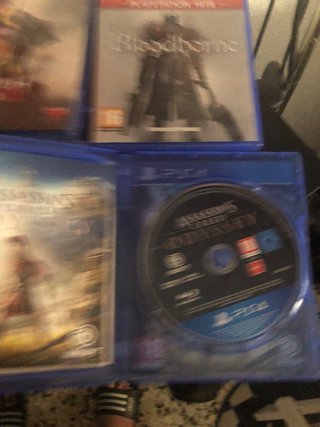 Consola PS4 Negra + Juegos y Accesorios