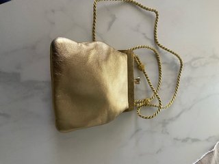 Bolso de fiesta dorado con pedrería
