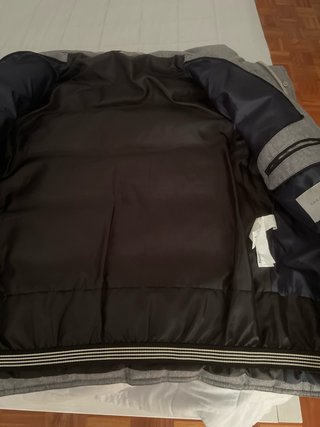 Chaqueta de invierno gris. Otra azul marino.