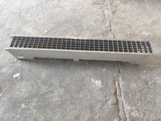 Desagüe de hormigón y rejilla metálica