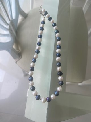 Collar de perlas blancas y azules