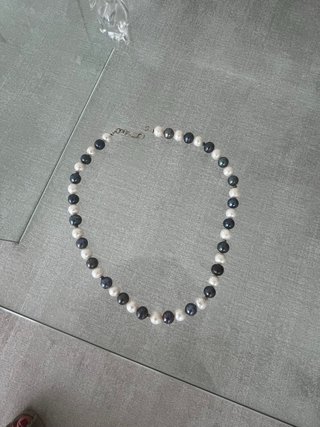 Collar de perlas blancas y azules