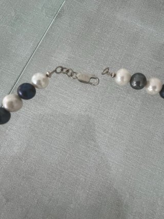 Collar de perlas blancas y azules