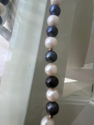 Collar de perlas blancas y azules