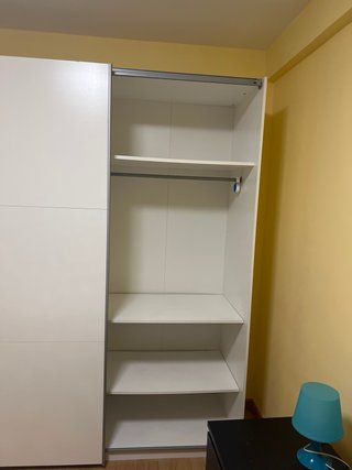 Guardaroba a porte scorrevoli bianco e grigio
