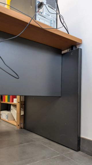 Tavolo da ufficio in legno marrone e nero