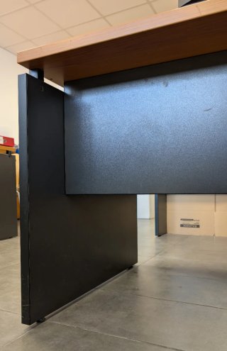 Tavolo da ufficio in legno marrone e nero