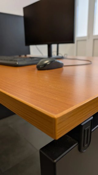 Tavolo da ufficio in legno marrone e nero
