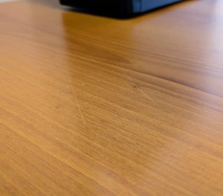 Tavolo da ufficio in legno marrone e nero