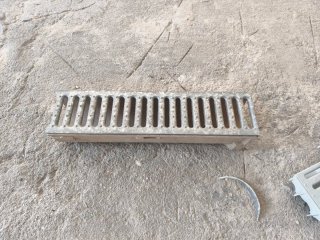 Rejilla de desagüe metálica y hormigón