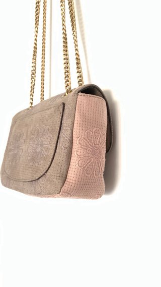 Bolso cadena tonos pastel beige y rosa