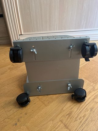 Soporte para PC con ruedas
