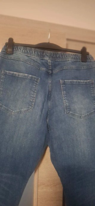 Pantalón jogger vaquero azul desgastado