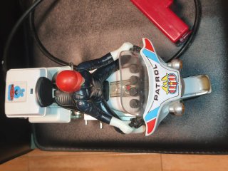 Moto de policía de juguete con mando