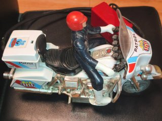 Moto de policía de juguete con mando