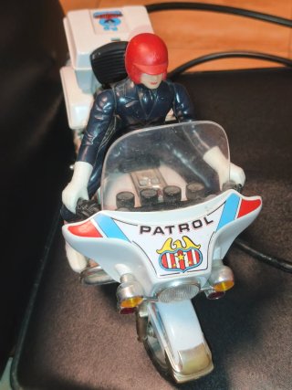 Moto de policía de juguete con mando