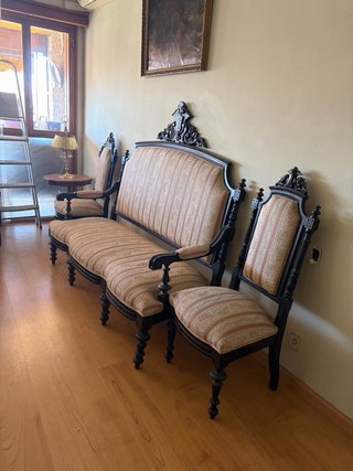 Juego de sillones antiguos de madera.