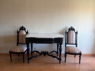 Juego de sillones antiguos de madera.