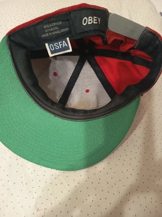 Gorra OBEY Roja y Gris.