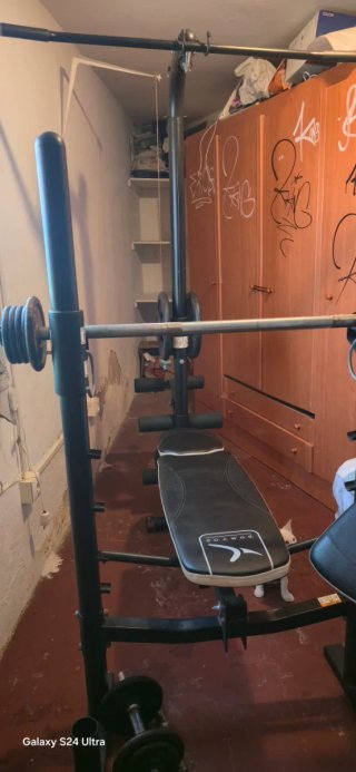 Banco de gimnasio con pesas