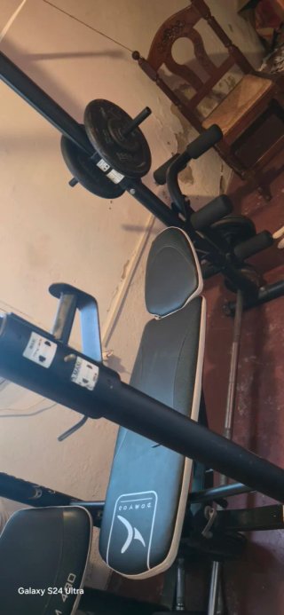 Banco de gimnasio con pesas