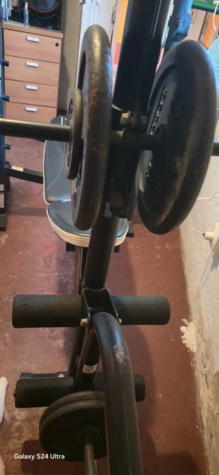 Banco de gimnasio con pesas