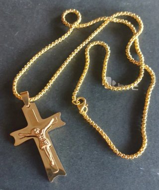 Cadena 60cm y cruz de 4,5cm acero chapada oro 18k