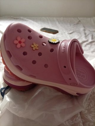 Zuecos Crocs rosas con Jibbitz