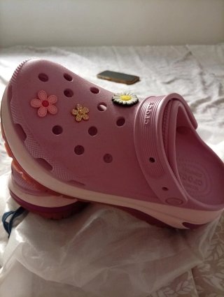 Zuecos Crocs rosas con Jibbitz