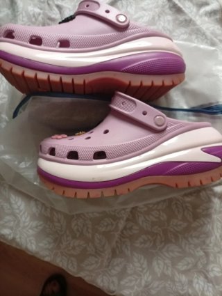 Zuecos Crocs rosas con Jibbitz