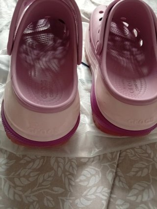 Zuecos Crocs rosas con Jibbitz