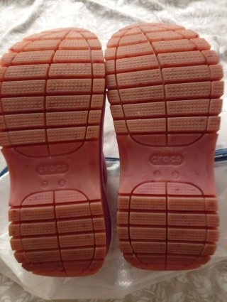 Zuecos Crocs rosas con Jibbitz