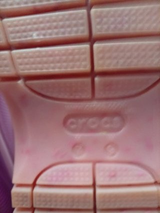 Zuecos Crocs rosas con Jibbitz