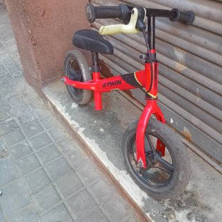 Bici sin pedales B'TWIN roja