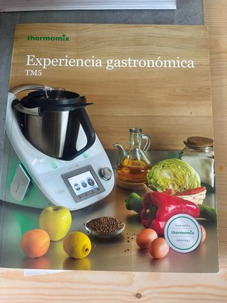 Thermomix Vorwerk con accesorios y libros