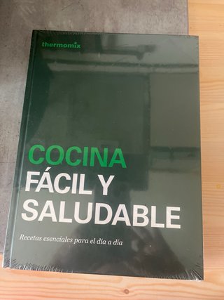 Thermomix Vorwerk con accesorios y libros