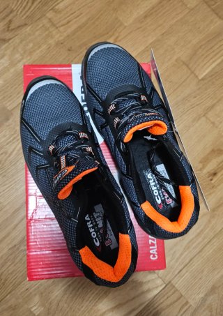 Zapatos de seguridad COFRA negros y naranjas
