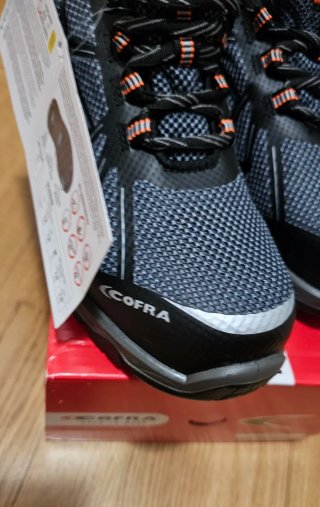 Zapatos de seguridad COFRA negros y naranjas
