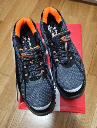 Zapatos de seguridad COFRA negros y naranjas